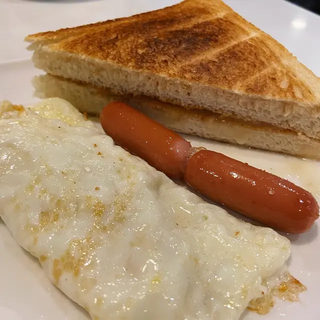 雪菜肉絲湯米線 配 炒蛋白、芝士腸、奶醬厚多士