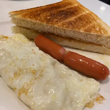 雪菜肉丝汤米线 配 炒蛋白、芝士肠、奶酱厚多士