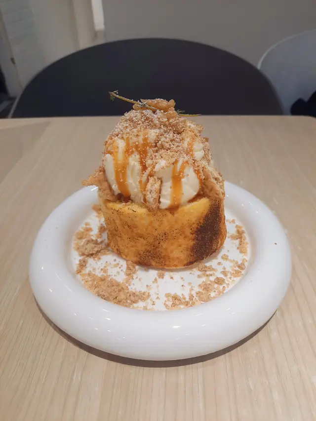 蘋果金寶火灸焦糖蛋卷配雲呢拿雪糕