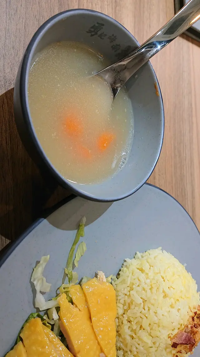 雖然老闆強調今天唔夠料,我只感覺味道欠了點椰子的鲜甜味,但依然是一碗合格的雞湯。