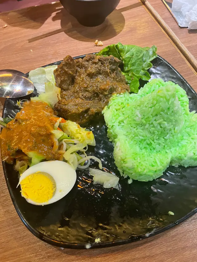 巴東牛肉因為有薑黃粉，箍牙嘅我就唔食得，友人話味道普通。淋起雜菜面嘅沙嗲汁比起串燒嘅沙嗲汁，更甜更重花生味，我覺得串燒嘅沙嗲汁好食啲。反而嗰斑蘭尖塔飯幾好味，淡淡的斑蘭清香，加咗椰奶令到個飯更香糯，但又唔會甜。建議可以試吓其他配搭嘅斑蘭尖塔飯。