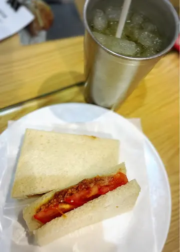 番茄咸牛肉三文治