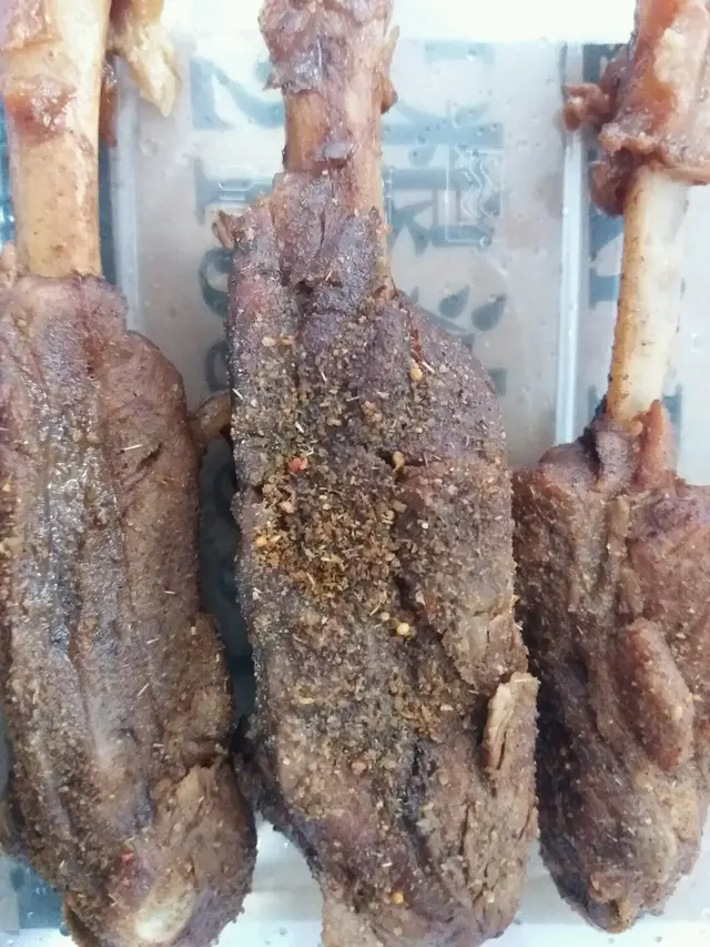 肉質乾硬,但調味唔錯,有好微辣的辣粉灑係面