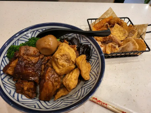 炸物不錯,魷魚鬚尤其好食,有咸蛋黃的味道 香脆
炸豆腐也很出色
鹽酥雞就很差啦,柴皮雞
鹵肉只有一個"肥"字 
很柴很柴很柴
鹵蛋似鐵蛋。。。。。有台灣的外形沒台灣的味道