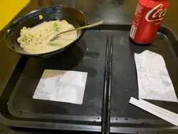 碟蓮藕餅咬左一啖退番去廚房