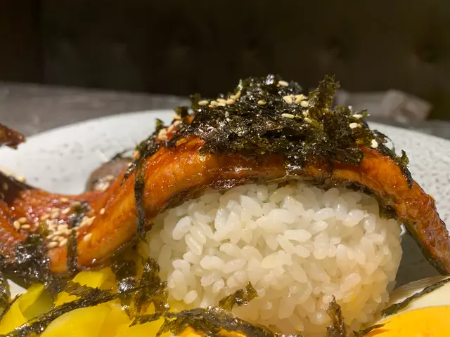 鰻魚面頭灑滿紫菜絲和芝麻