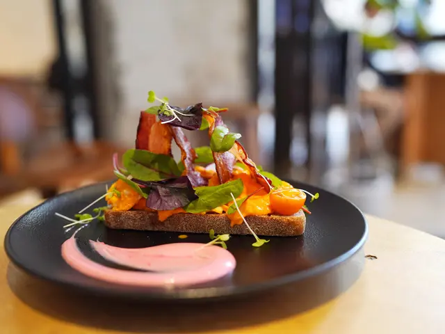 焗煙肉炒滑蛋天然酵母酸種麵包配自家製紅菜頭蛋黃醬