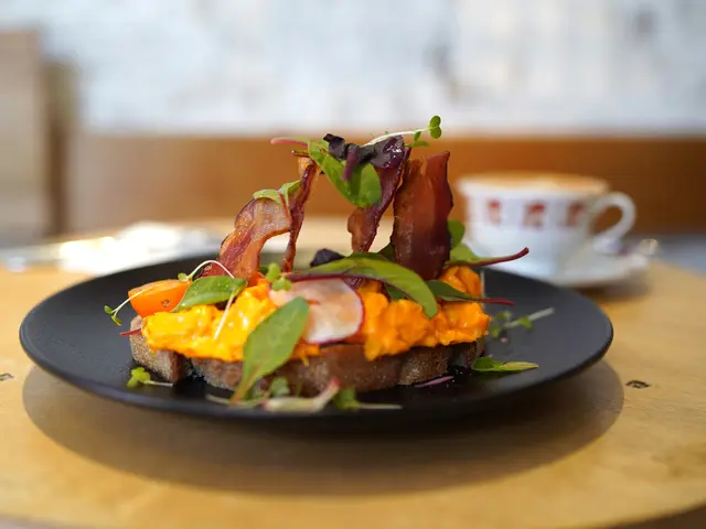 焗煙肉炒滑蛋天然酵母酸種麵包配自家製紅菜頭蛋黃醬