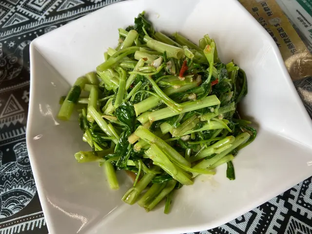 二人餐既第一道餸，唔知係味知我同老公都唔太食得辣呢，佢炒得唔會好辣，老公好鍾意食，炒得好香！好快就食左大半碟。