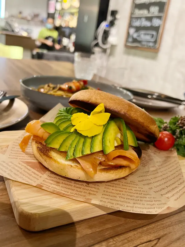 smoke salmon & avocado bagel