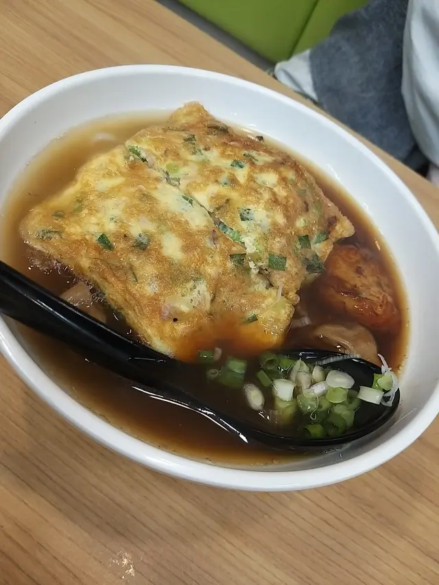 魚餅﹑豬大腸﹑菜脯蛋角﹑河粉配腩汁