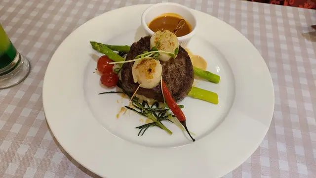 深海帶子拼醬燒汁牛柳