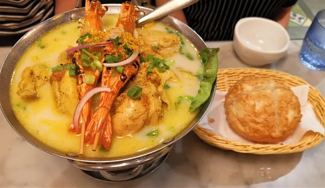 椰汁酸湯浸滑雞拼大蝦粉絲煲跟大脆包