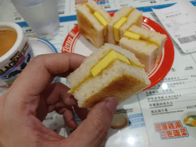 今日去咗敏華食下午茶。點咗個$32馬來亞三叔公咖吔多士下午茶餐。加杯熱奶茶。個四件大馬風味既西多士。加咗大馬咖吔果醬。食落有點大馬風味。四件好細件西多士真係唔飽肚。杯熱奶茶好香滑。好重港式地度熱奶茶。