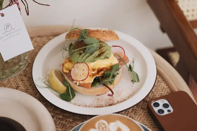 煙三文魚牛油果炒蛋貝果