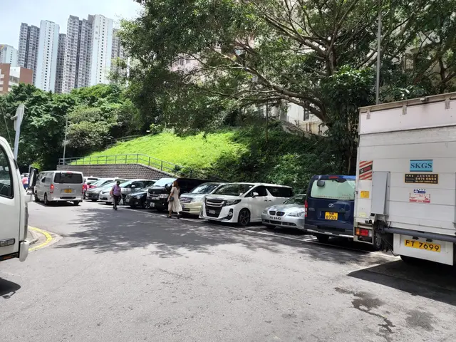 門口附近仲可以比我泊低架車添。