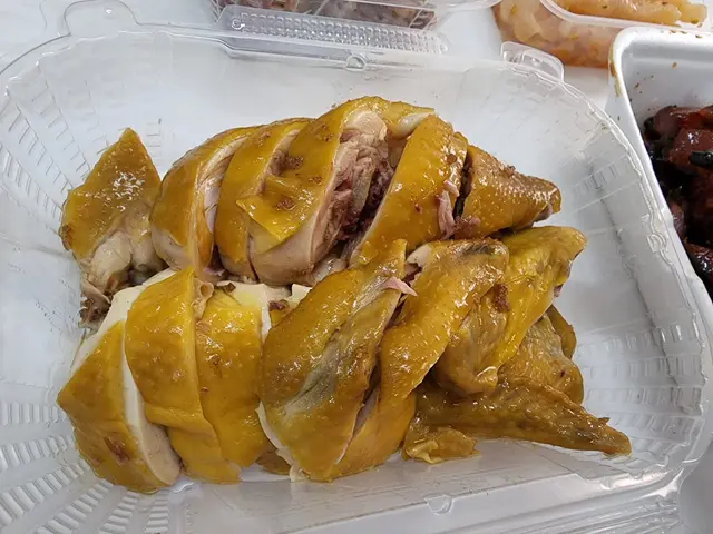 而鹽焗雞就好入味,滿口咸香,肉質唔會嚡口。