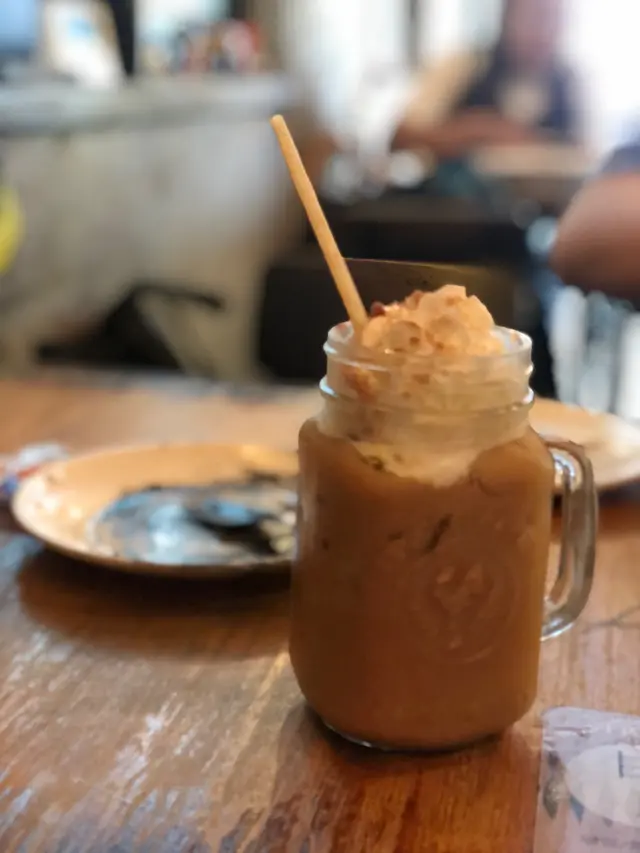 維也納鮮奶咖啡 出邊坊間鮮奶咖啡好遍係甜香 但係呢度嘅鮮奶咖啡好濃咖啡味 同latte係完全唔同 上面嘅cream好smooth好滑