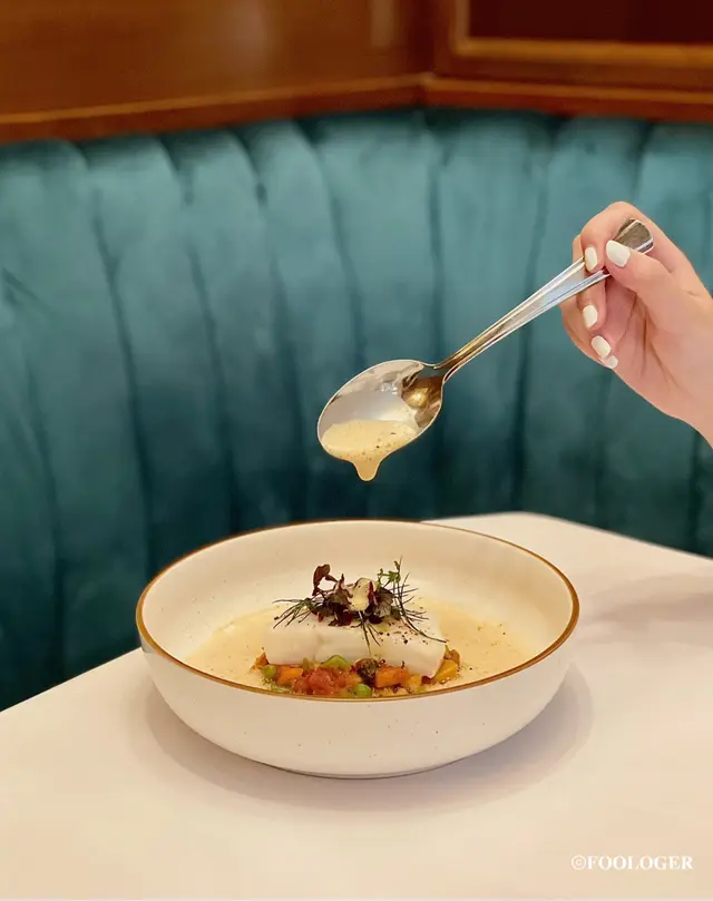 布列塔尼鱈魚柳,貝類番茄醬及辣肉腸泡沫