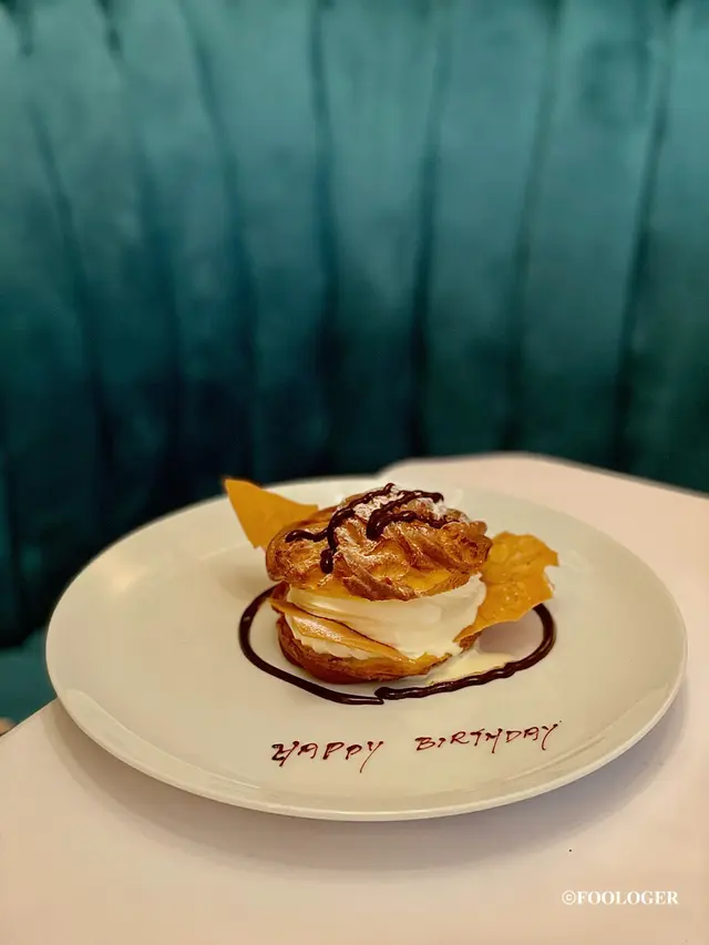 忌廉泡芙,雲呢拿雪糕及暖朱古力汁