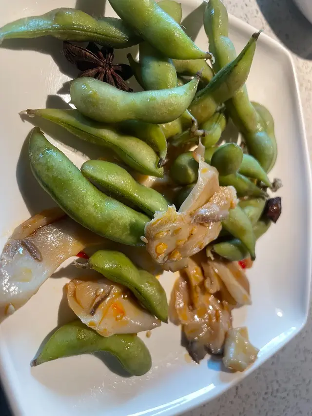 枝豆新鮮，店內自家現埸制作，清甜入味，入口回甘帶有八角香味。野菌為少麻辣味型，開胃。