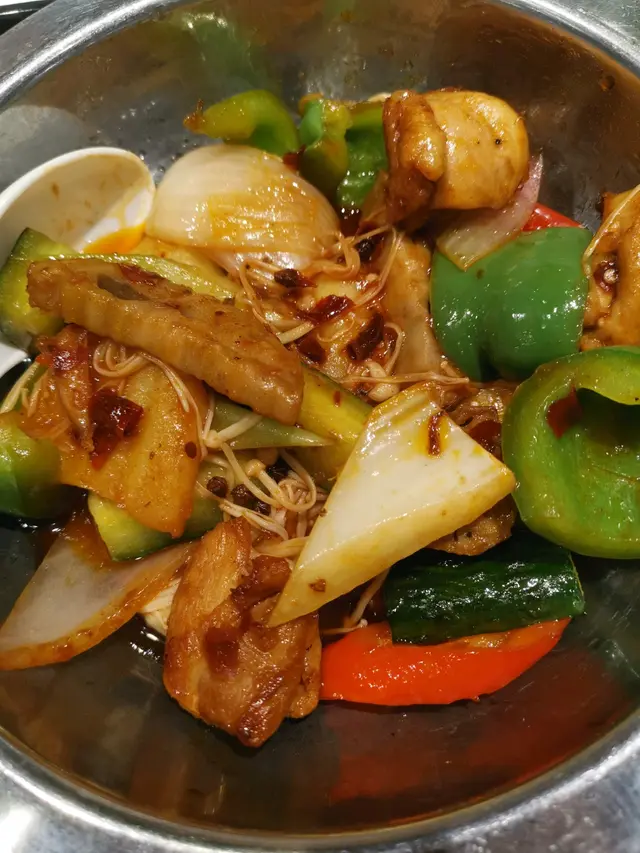 注意係：麻辣雞煲