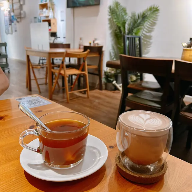 熱朱古力鮮奶&熱水蜜桃紅菜