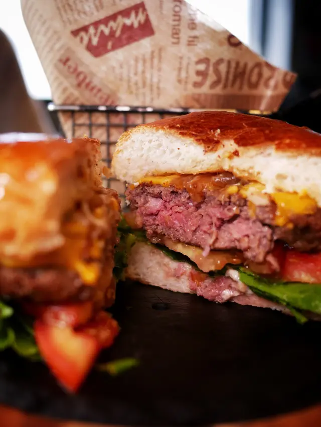 招牌雙重芝士牛肉漢堡配薯條