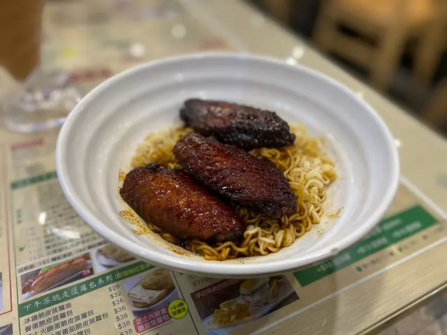 瑞士雞翼撈公仔麵