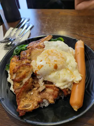 什排飯拼忌廉蟹肉薯餅
