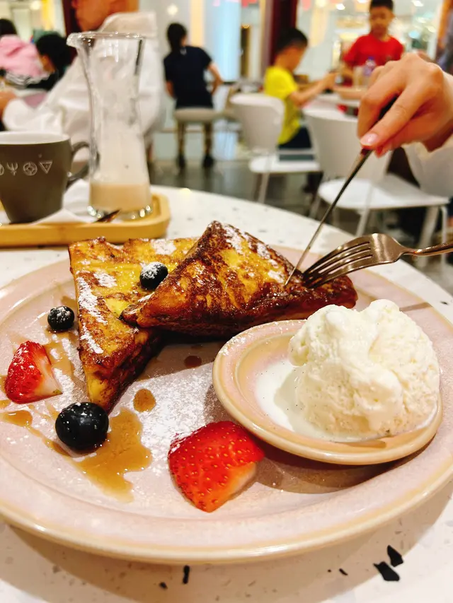 西多士伴鮮漿果雪糕配楓糖醬