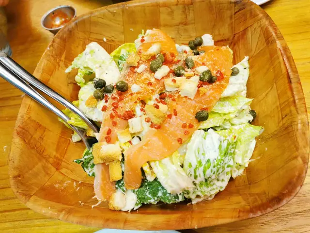 
煙三文魚配凱撒沙律