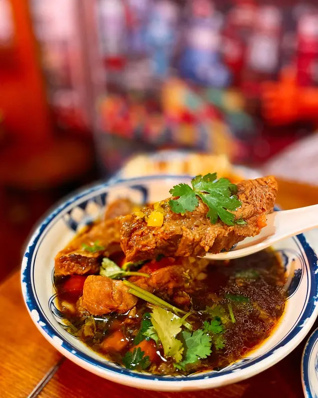 紅燒牛腩刀削麵