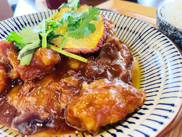 黑糖蘋果西打豬軟骨飯 