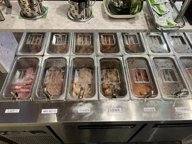 還有各種肉類及蔬菜自取