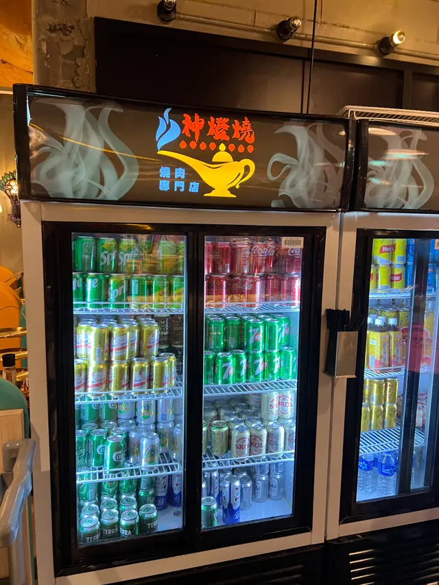 有各式罐裝飲品，包裝家多寶及啤酒任飲