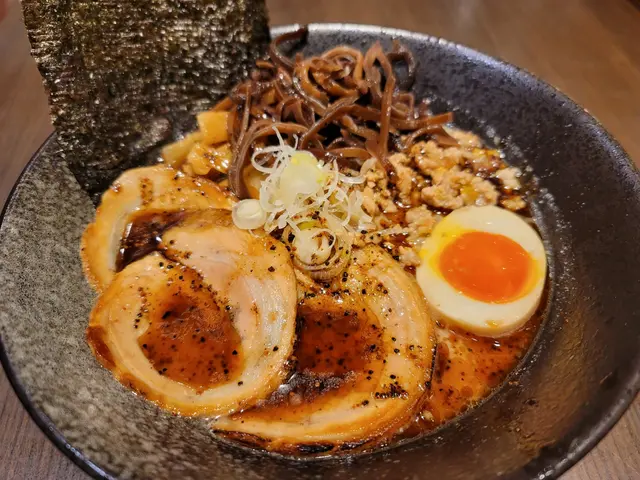 黑蒜豚肉叉燒拉麵