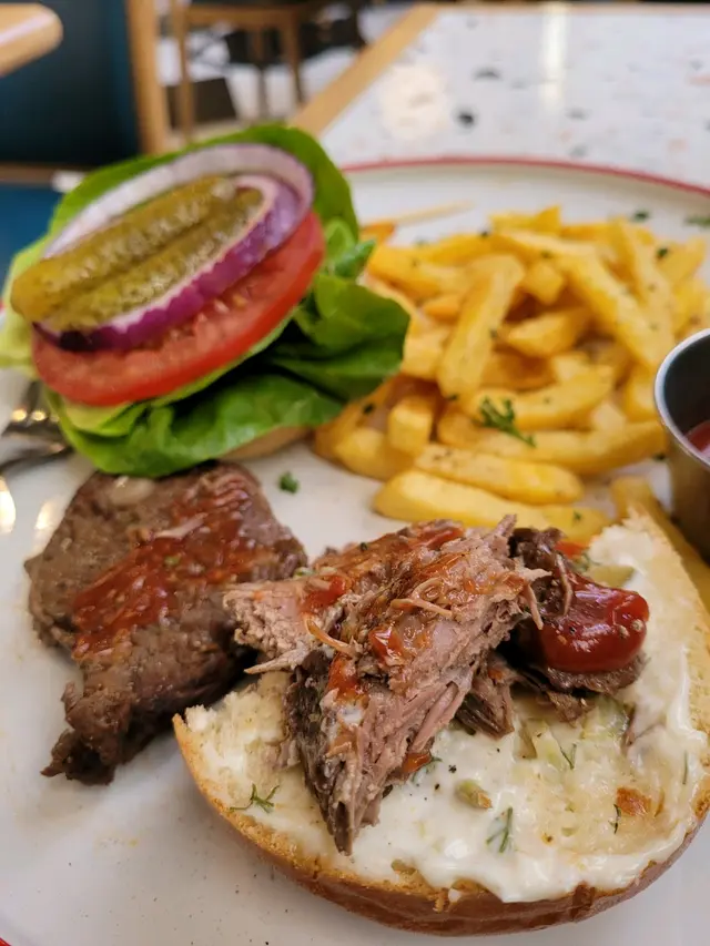 慢煮牛肩肉漢堡