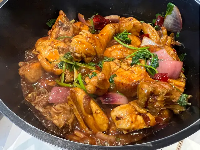 雞煲小辣偏甜多於辣