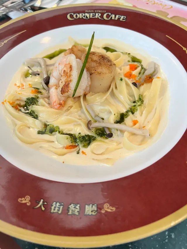 香煎帶子大蝦闊條麵配蟹子本菇香茅汁