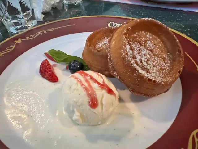 Duffy & Friends 窩夫配雜錦草莓及雲呢拿雪糕