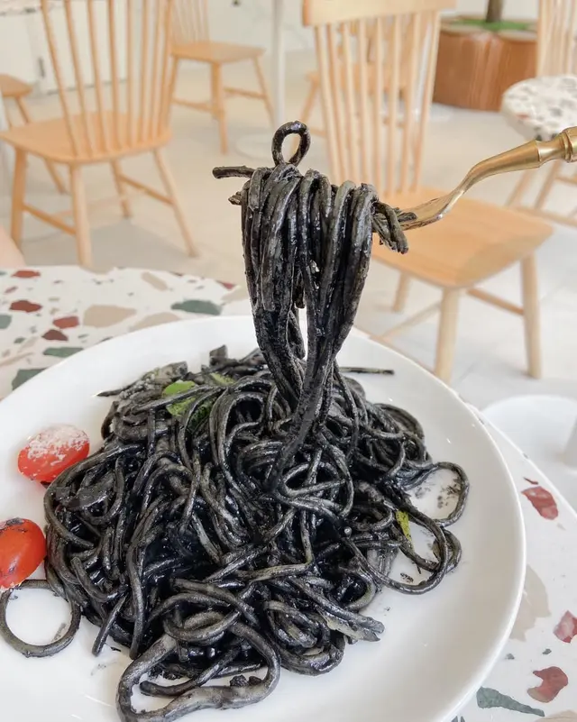 墨汁香蒜墨魚意粉