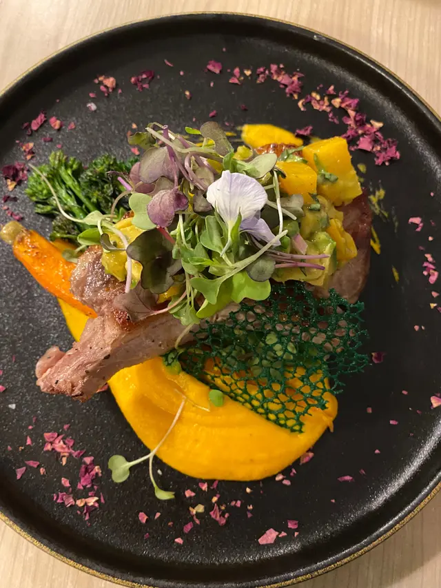 香煎慢煮西班牙伊比利亞黑豚鞍配蜜桃牛油果莎莎 