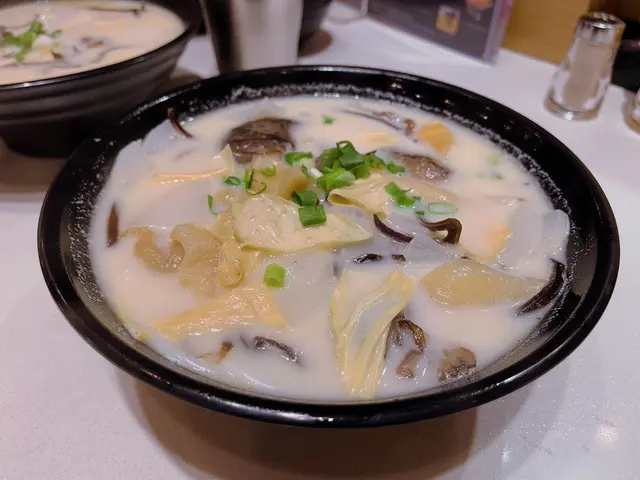 北菇花膠湯米線