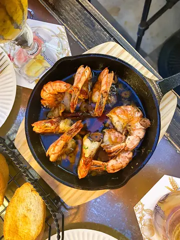 Fried shrimps with spicy garlic