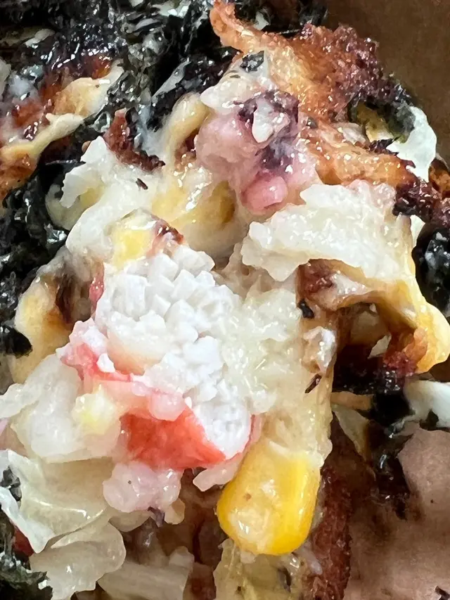 內餡有蟹柳、八爪魚、粟米、椰菜，面頭有芝士同紫菜