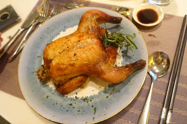 燒原隻春雞配百里香燒汁