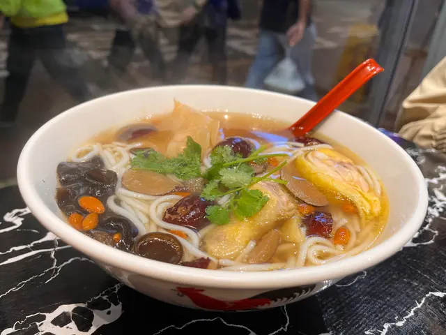 藥膳農場雞花膠米線