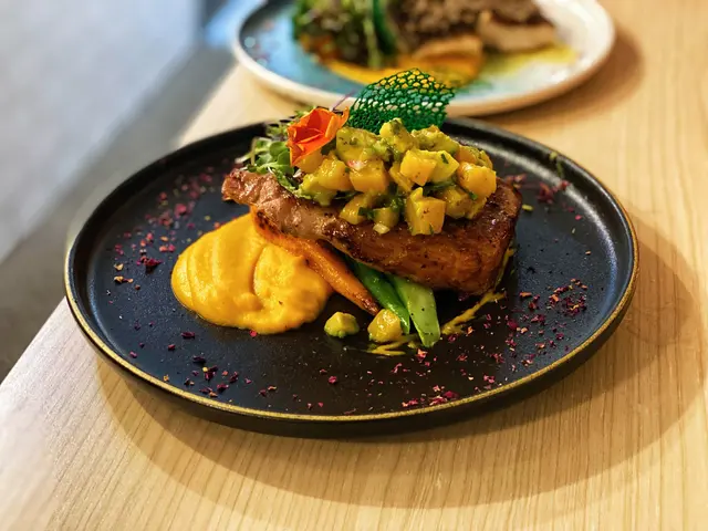 香煎慢煮西班牙伊比利亞黑豚鞍配蜜桃牛油果莎莎