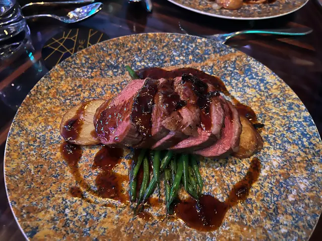 碳烤美國牛小排,炒法邊豆,洋蔥炒薯仔,野菌汁